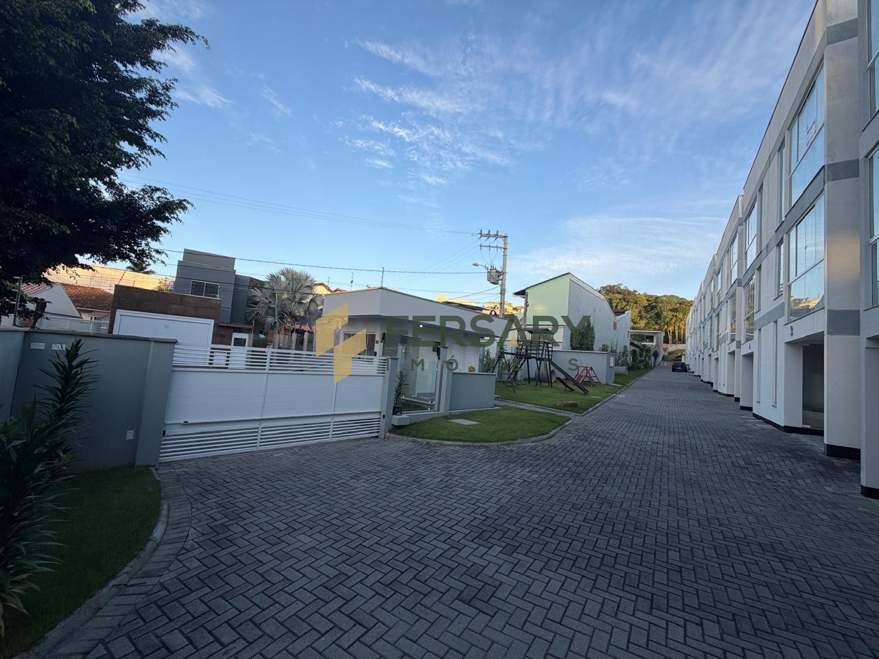 Sobrado Triplex em Condomínio fechado com Área de Festas com Piscina em Blumenau próximo a Cooper Água Verde. — foto 4