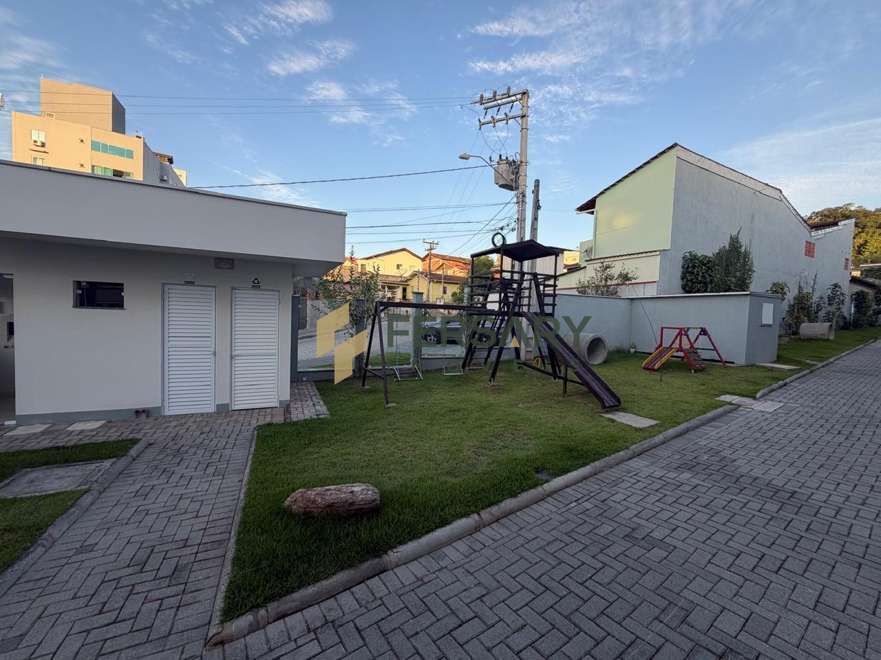 Sobrado Triplex em Condomínio fechado com Área de Festas com Piscina em Blumenau próximo a Cooper Água Verde. — foto 5