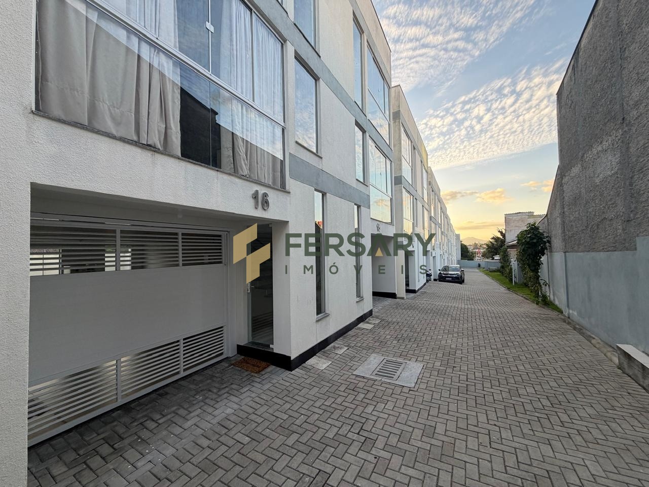 Sobrado Triplex em Condomínio fechado com Área de Festas com Piscina em Blumenau próximo a Cooper Água Verde. — foto 6