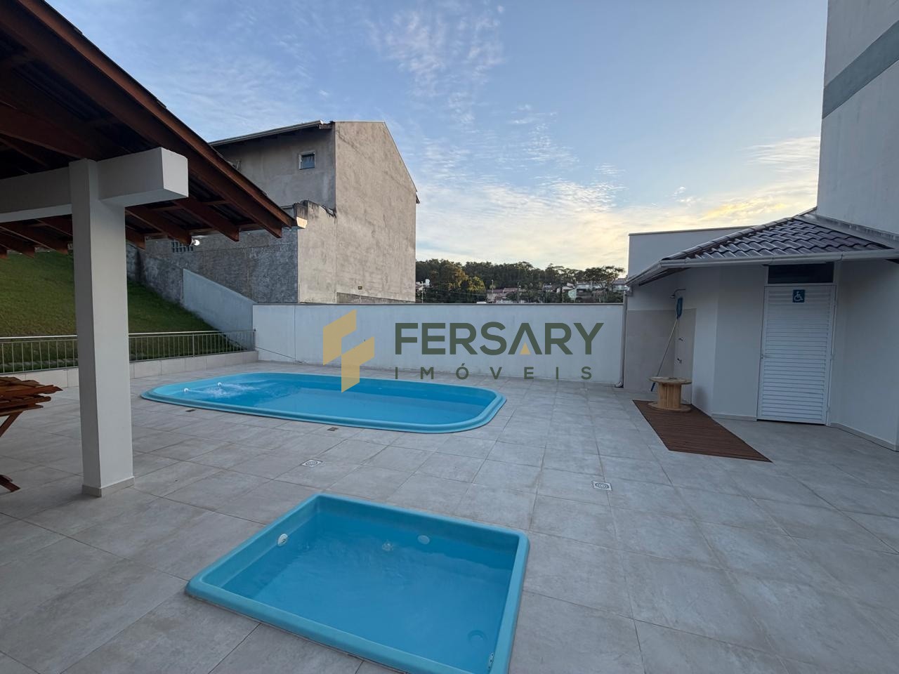 Sobrado Triplex em Condomínio fechado com Área de Festas com Piscina em Blumenau próximo a Cooper Água Verde. — foto 7