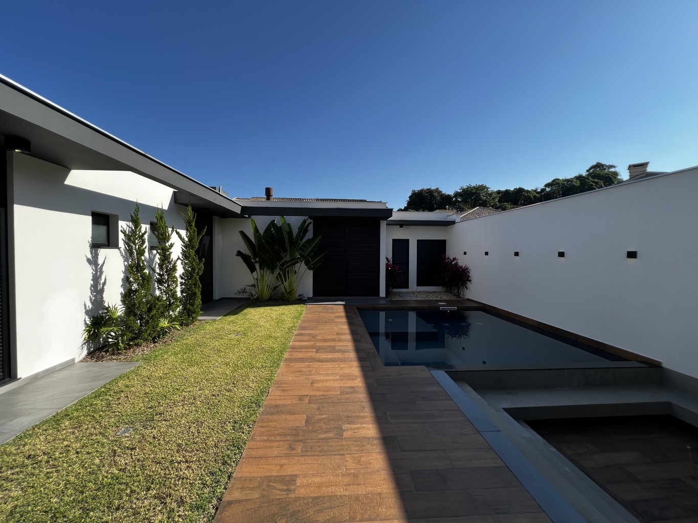 Casa de alto padrão com 3 suítes e piscina no Jaraguá Esquerdo – Oásis Haus