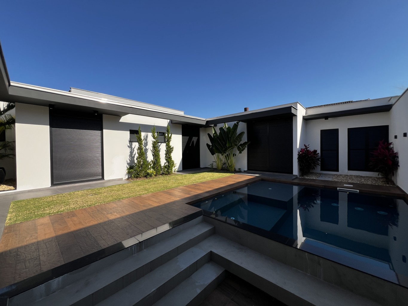 Casa de alto padrão com 3 suítes e piscina no Jaraguá Esquerdo – Oásis Haus
