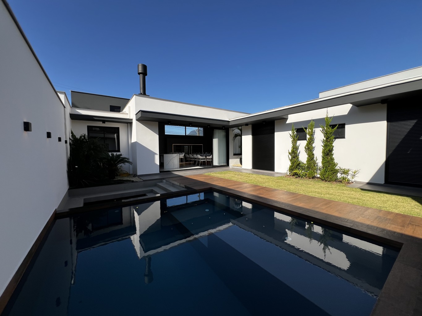 Casa de alto padrão com 3 suítes e piscina no Jaraguá Esquerdo – Oásis Haus