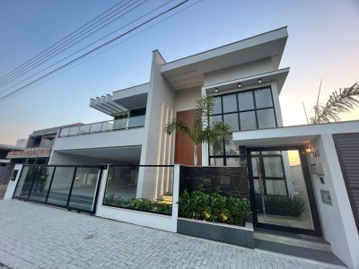 Casa com 4 suítes no bairro Amizade em Jaraguá do Sul