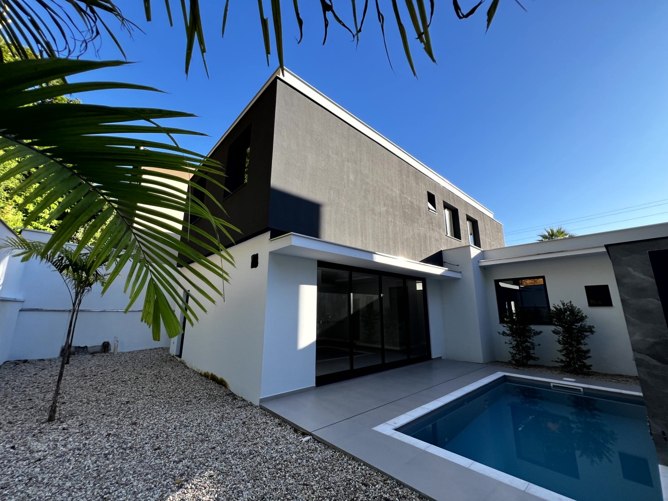 Casa Alto Padrão no Loteamento Champs Elysées – 4 Suítes, Piscina e Automação Residencial