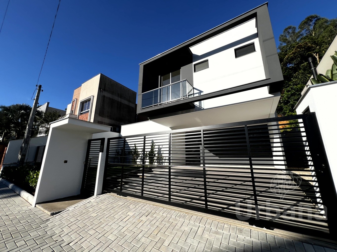 Casa Alto Padrão no Loteamento Champs Elysées – 4 Suítes, Piscina e Automação Residencial