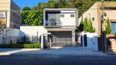 Casa Alto Padrão no Loteamento Champs Elysées – 4 Suítes, Piscina e Automação Residencial
