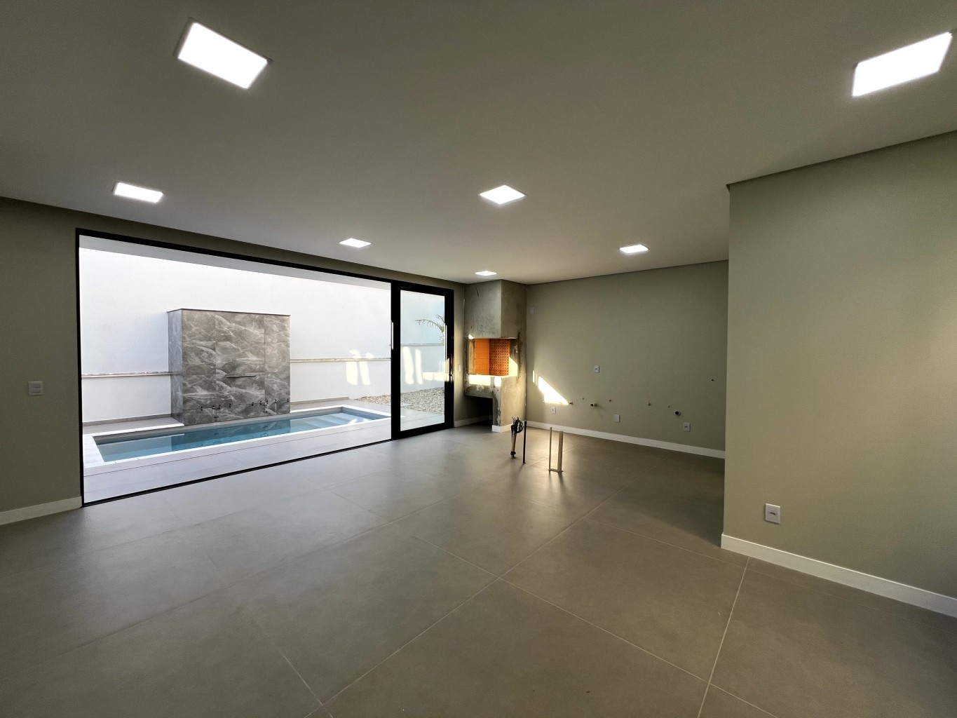Casa Alto Padrão no Loteamento Champs Elysées – 4 Suítes, Piscina e Automação Residencial