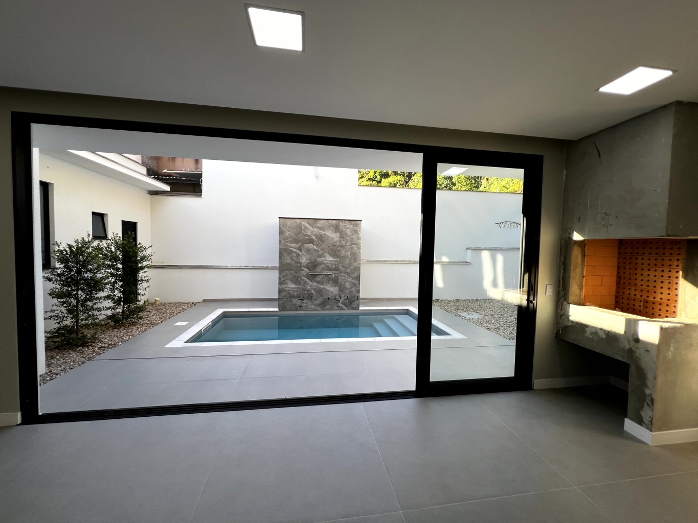 Casa Alto Padrão no Loteamento Champs Elysées – 4 Suítes, Piscina e Automação Residencial