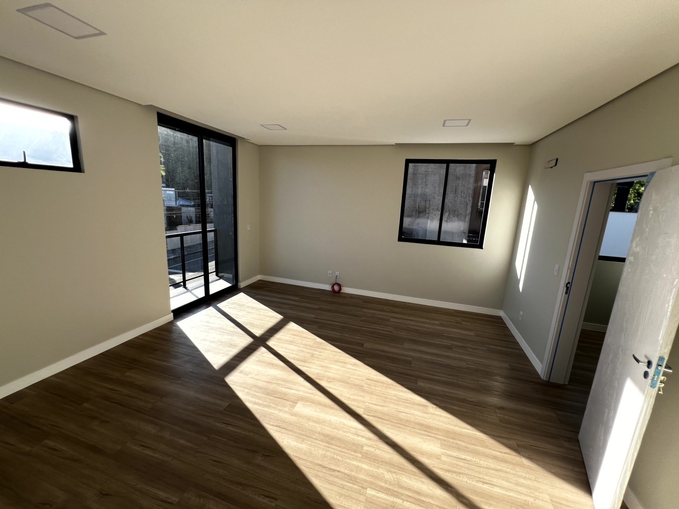Casa Alto Padrão no Loteamento Champs Elysées – 4 Suítes, Piscina e Automação Residencial