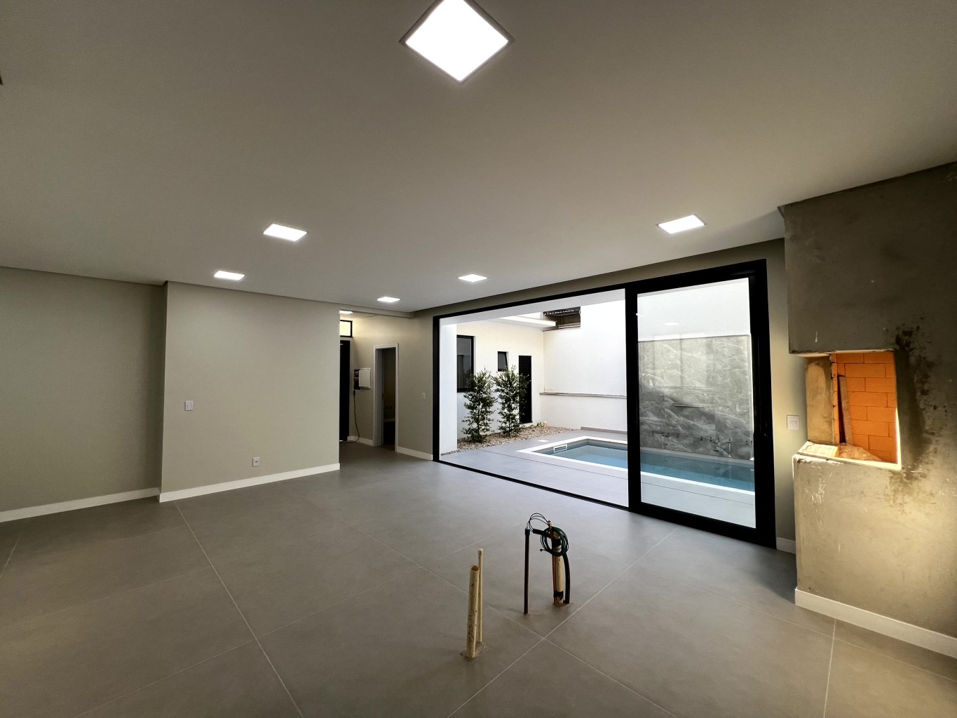 Casa Alto Padrão no Loteamento Champs Elysées – 4 Suítes, Piscina e Automação Residencial