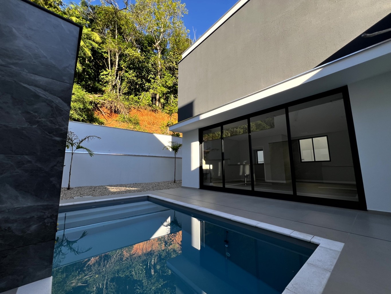 Casa Alto Padrão no Loteamento Champs Elysées – 4 Suítes, Piscina e Automação Residencial