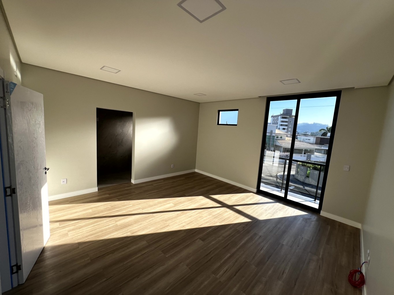 Casa Alto Padrão no Loteamento Champs Elysées – 4 Suítes, Piscina e Automação Residencial