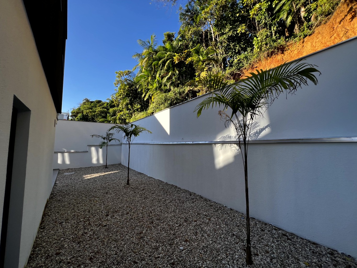 Casa Alto Padrão no Loteamento Champs Elysées – 4 Suítes, Piscina e Automação Residencial