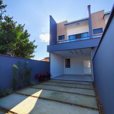 Casa geminada com 3 quartos no bairro Ilha da Figueira em Jaraguá do Sul