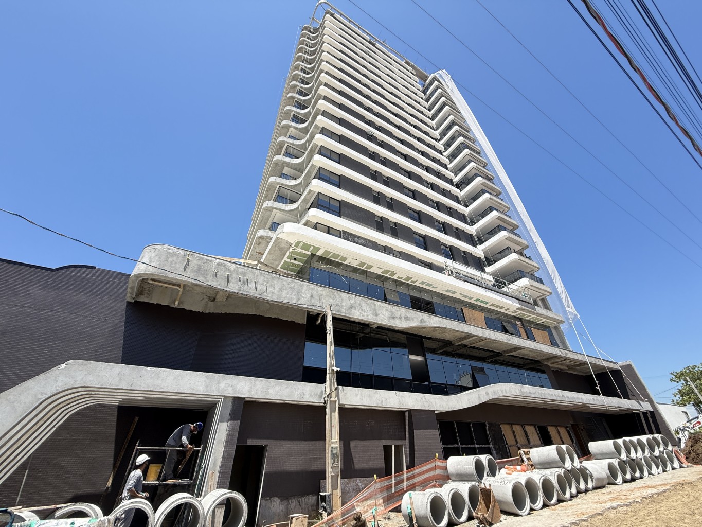 Apartamento frente mar em Piçarras com 3 suítes
