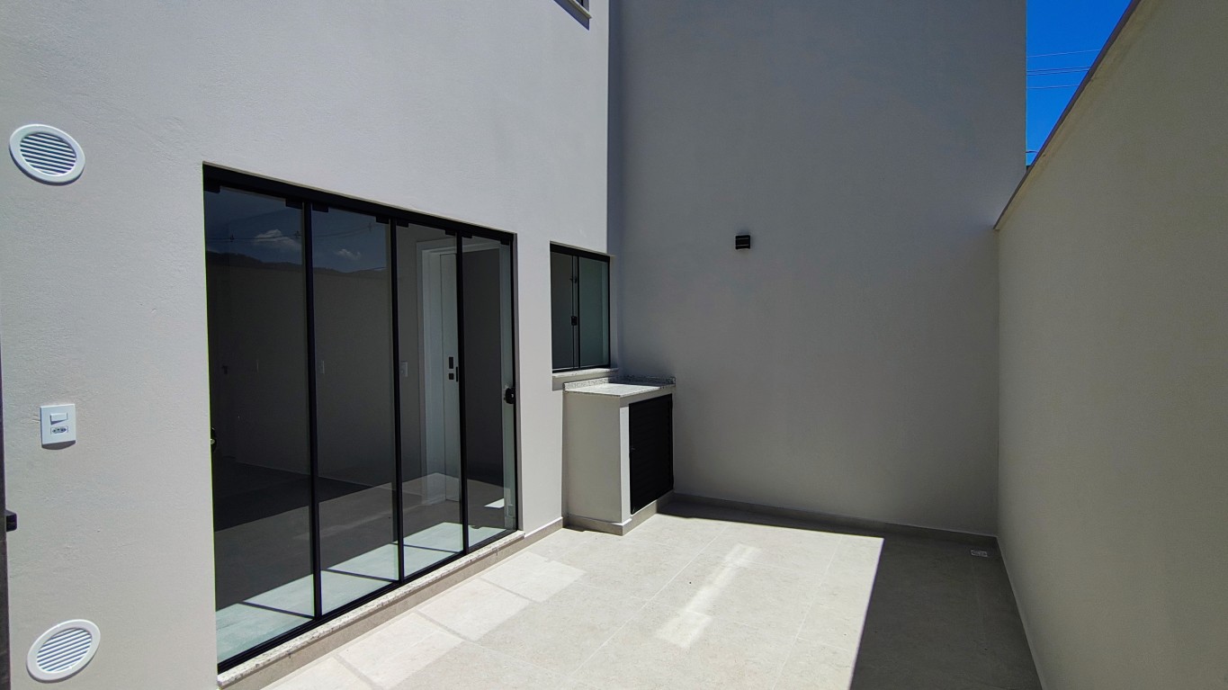 Casa geminada no bairro Três Rios do Sul com 3 quartos