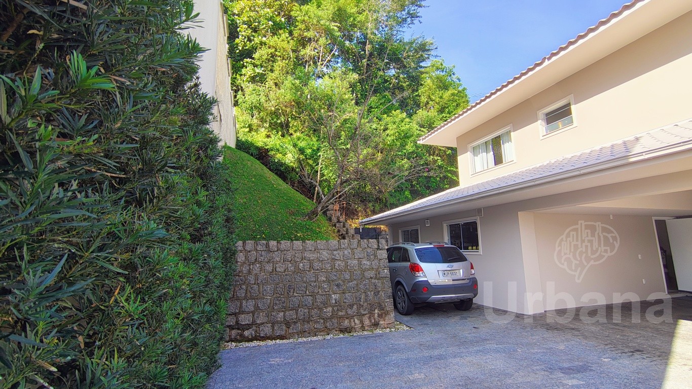 Casa com Piscina no bairro Amizade – Jaraguá do Sul | Urbana Imóveis
