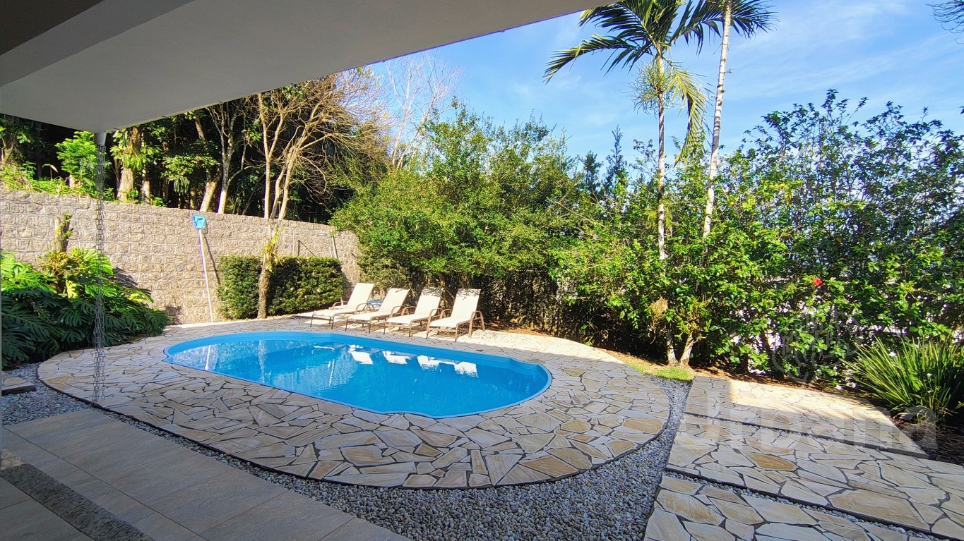 Casa com Piscina no bairro Amizade – Jaraguá do Sul | Urbana Imóveis
