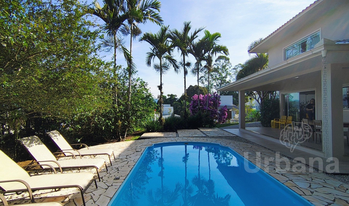 Casa com Piscina no bairro Amizade – Jaraguá do Sul | Urbana Imóveis