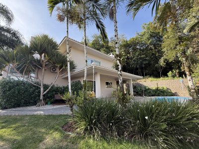 Casa com Piscina no bairro Amizade – Jaraguá do Sul | Urbana Imóveis
