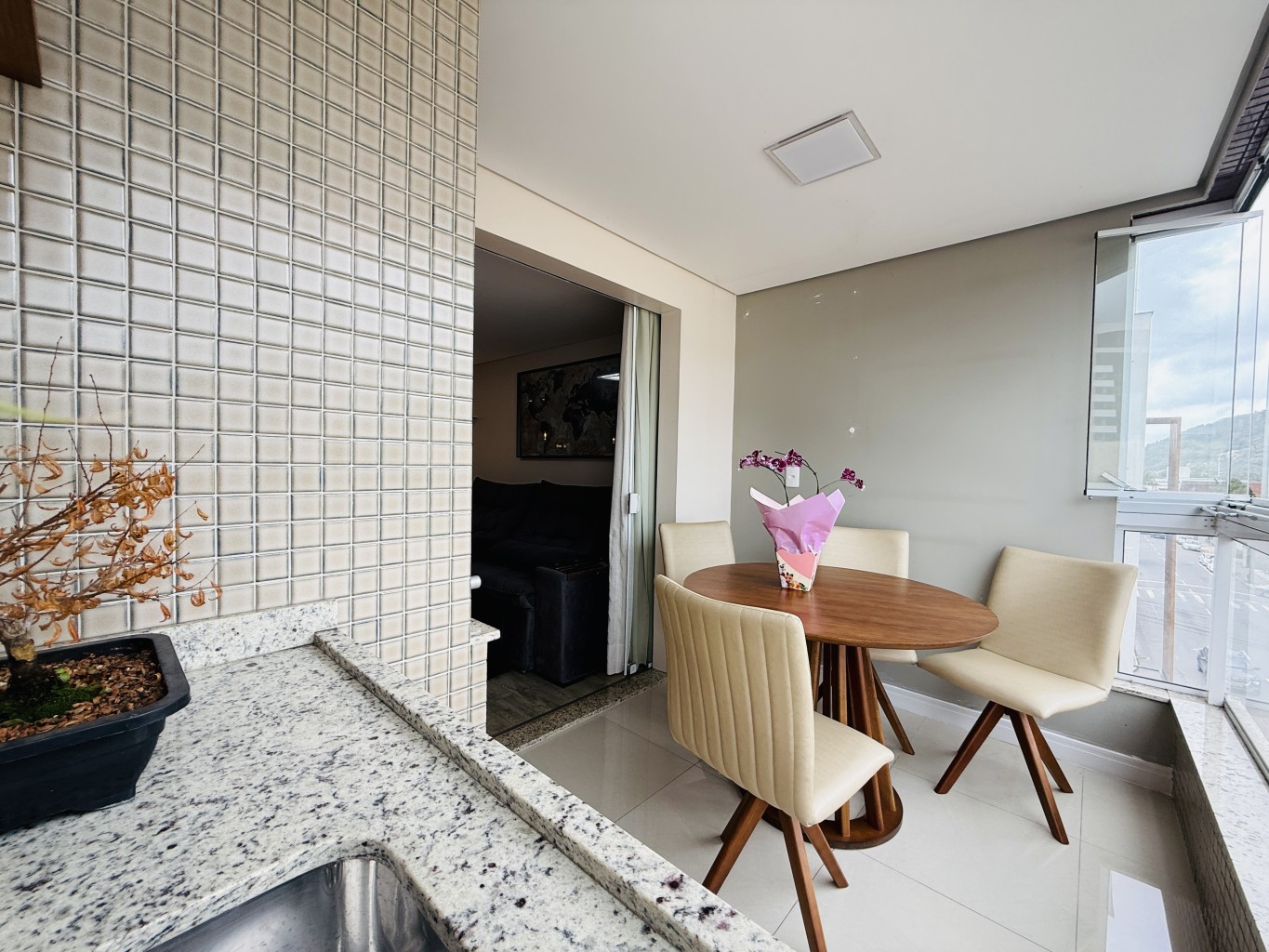 Apartamento mobiliado à venda no Centro de Jaraguá do Sul – 3 dormitórios, 2 vagas e 107m² privativos
