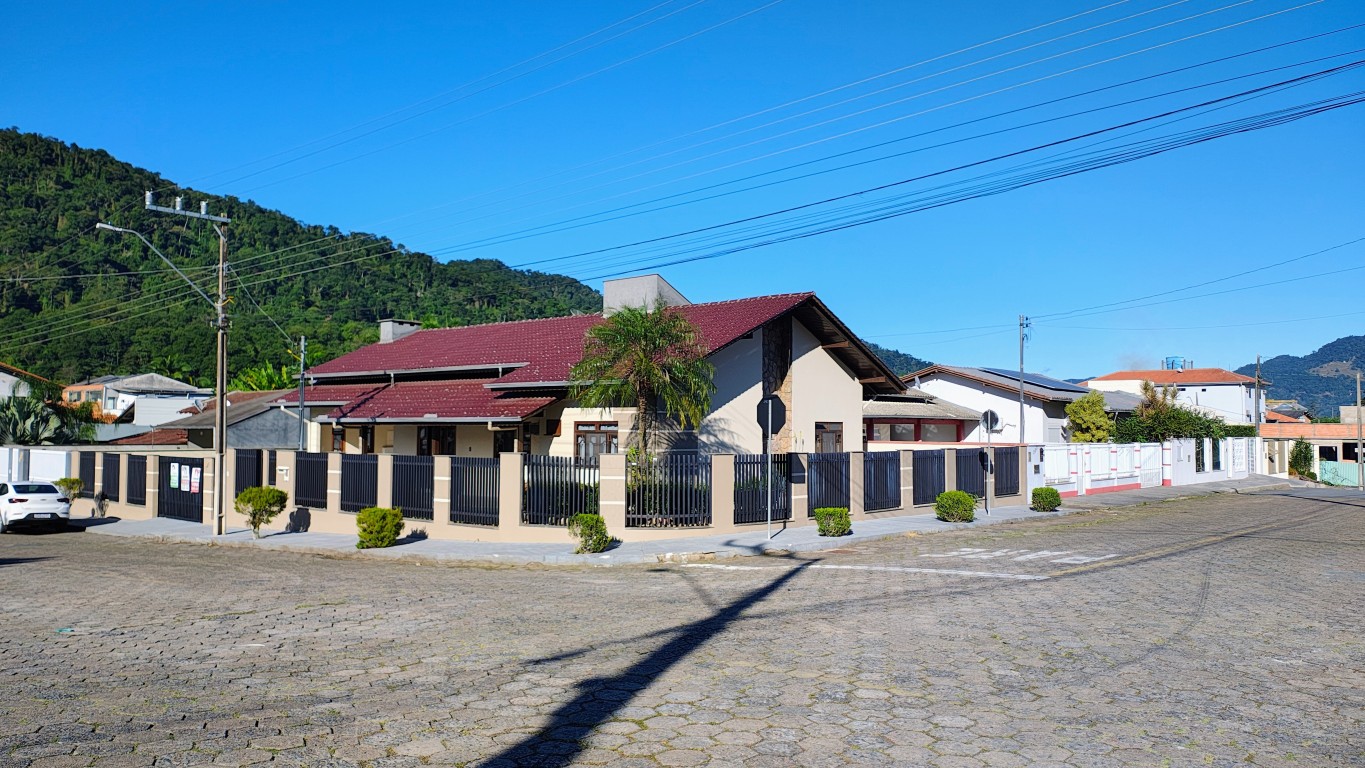 Casa com 3 quartos no bairro Jaraguá Esquerdo