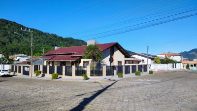 Casa com 3 quartos no bairro Jaraguá Esquerdo
