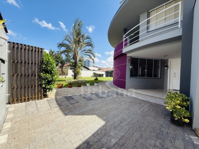 Casa Ampla em Jaraguá Esquerdo – 3 Suítes, Piscina e Terreno de 711m²