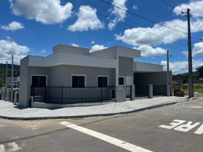 Casa geminada de esquina no bairro Jaraguá 99 com 3 quartos