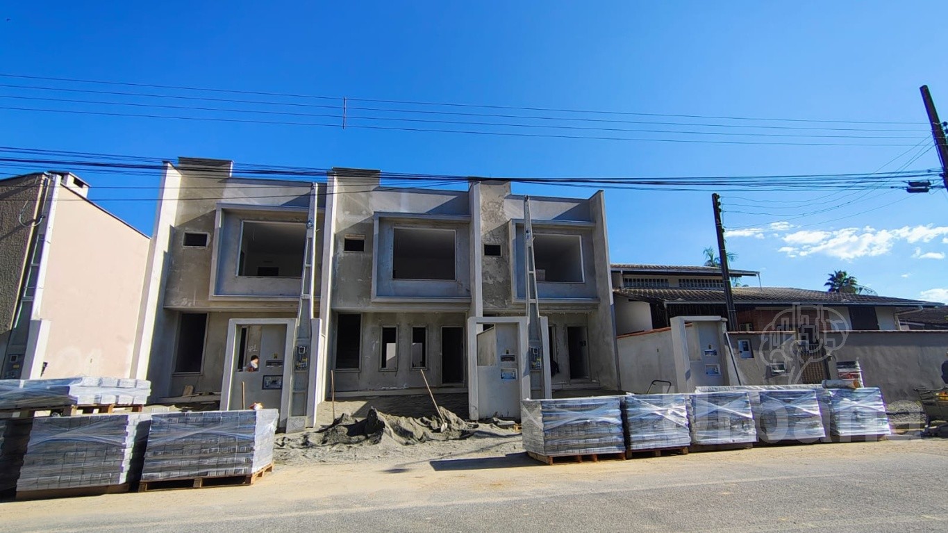 Casa geminada no bairro Barra do Rio Cerro com 3 quartos