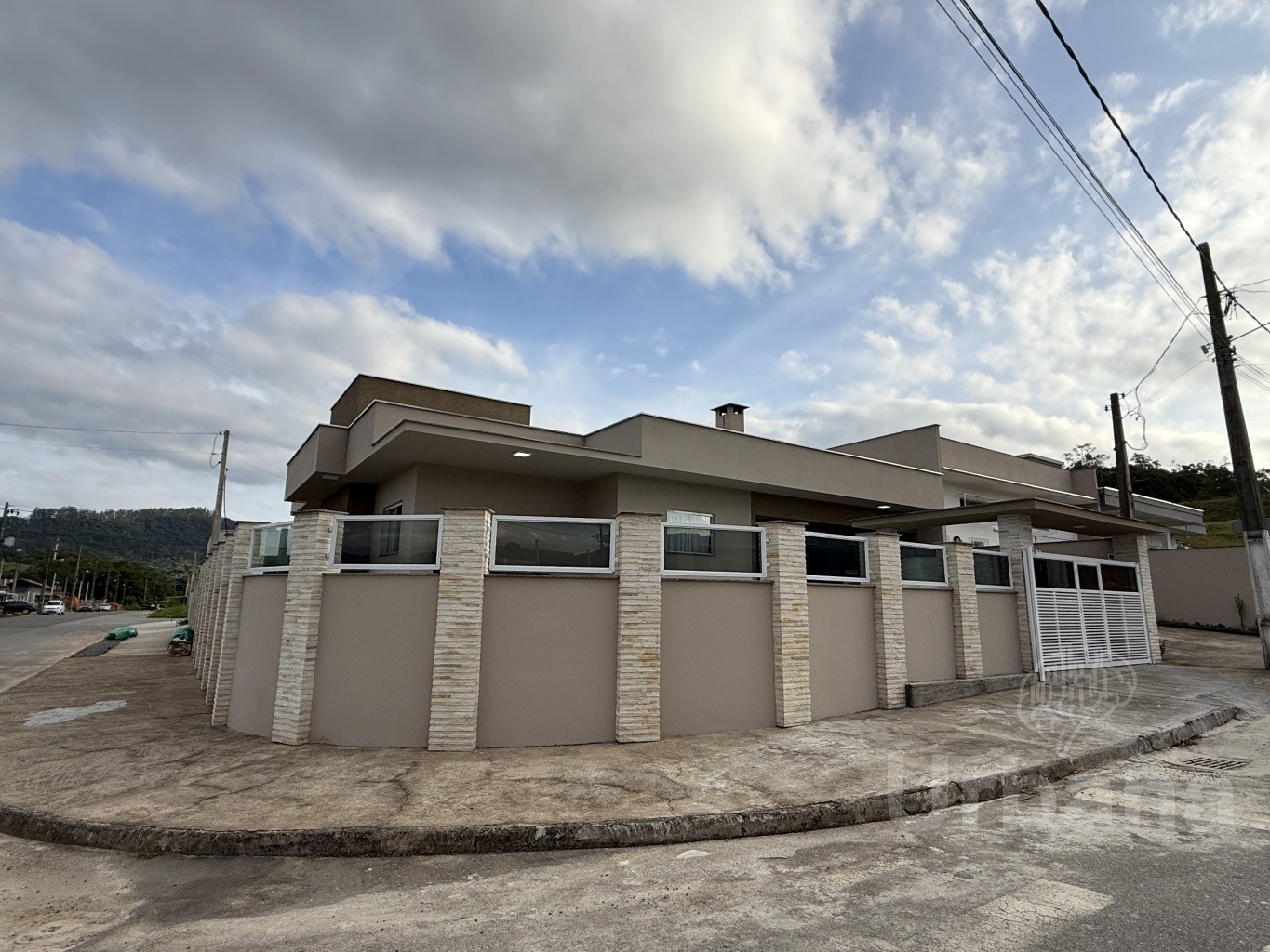 Casa com piscina e galpão comercial em Três Rios do Norte em Jaraguá do Sul