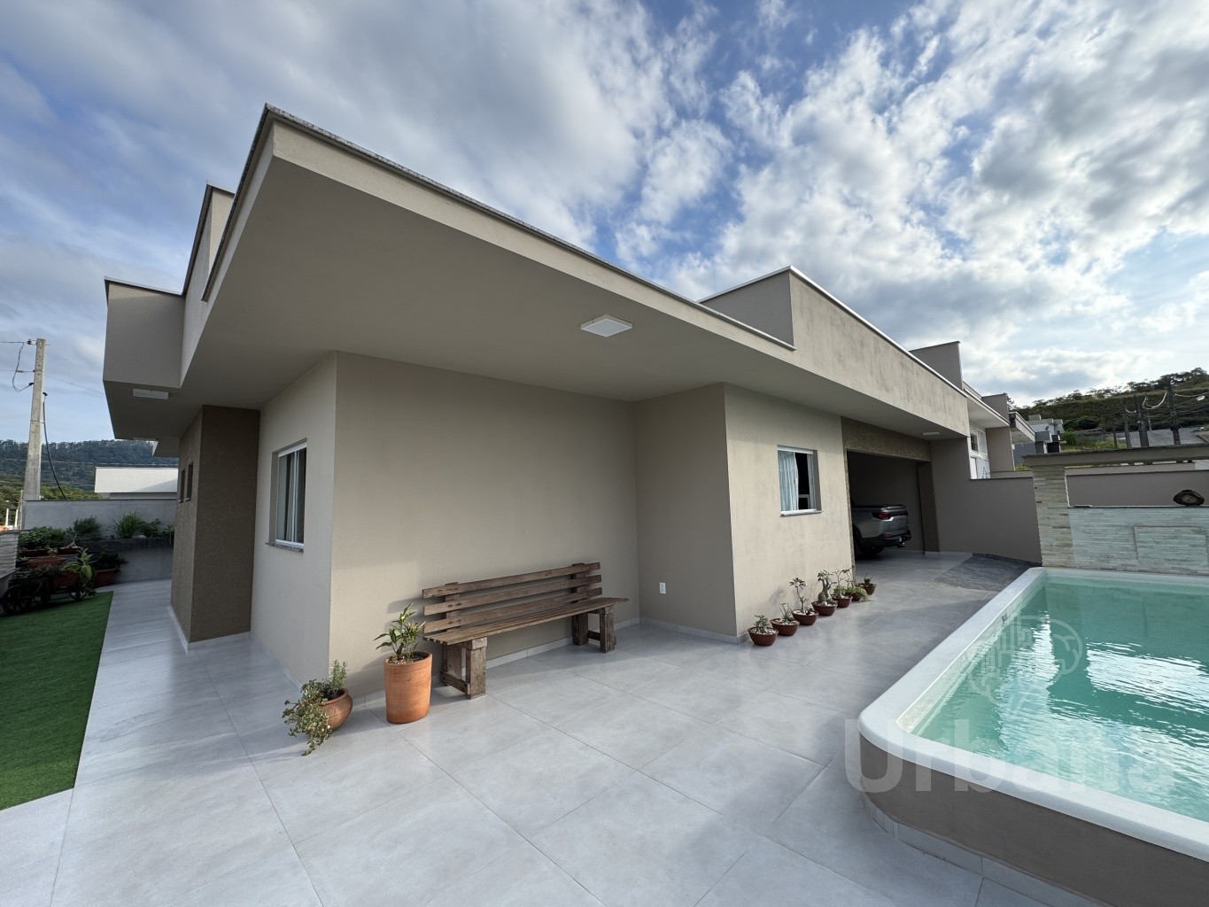 Casa com piscina e galpão comercial em Três Rios do Norte em Jaraguá do Sul