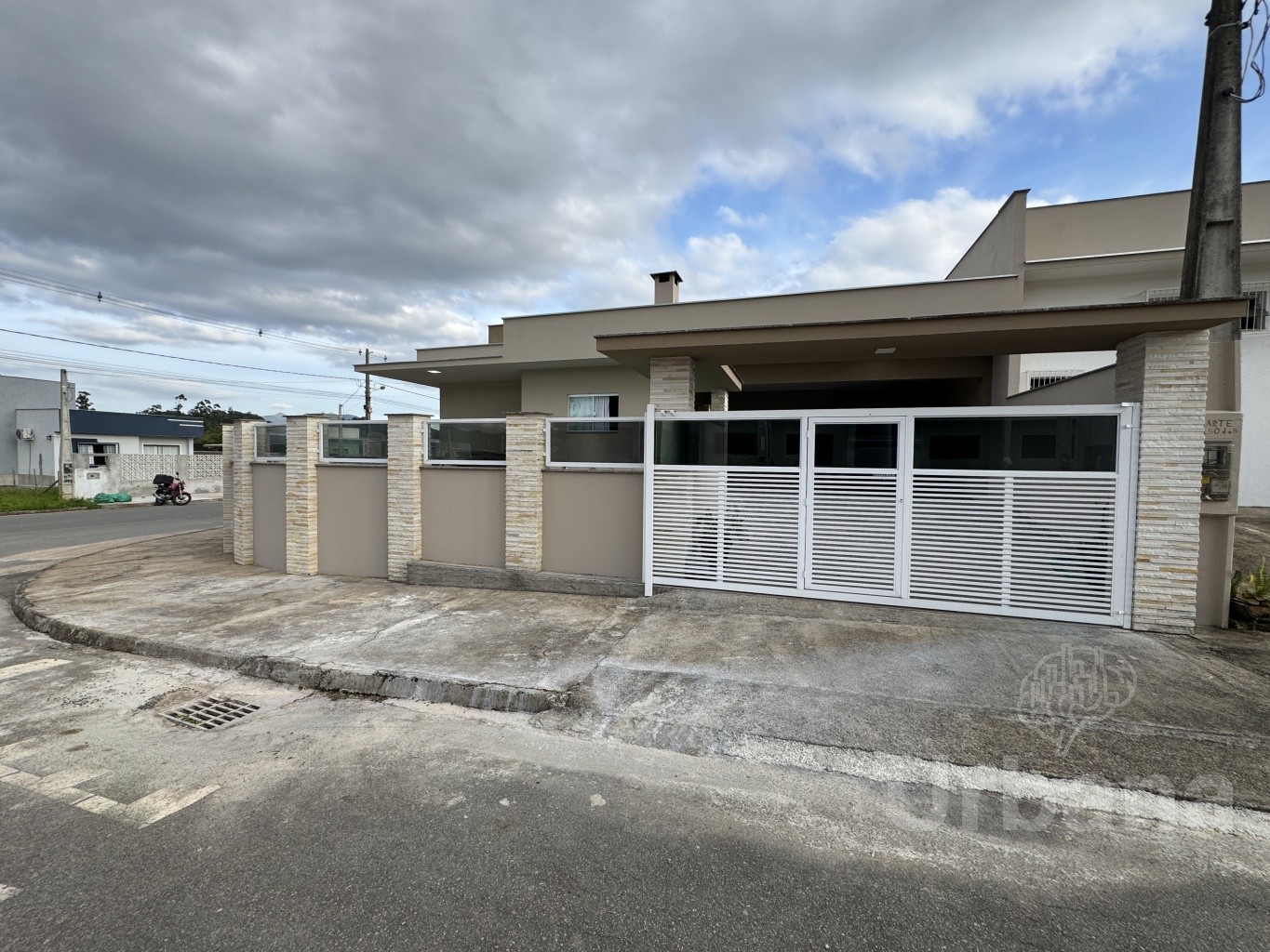 Casa com piscina e galpão comercial em Três Rios do Norte em Jaraguá do Sul