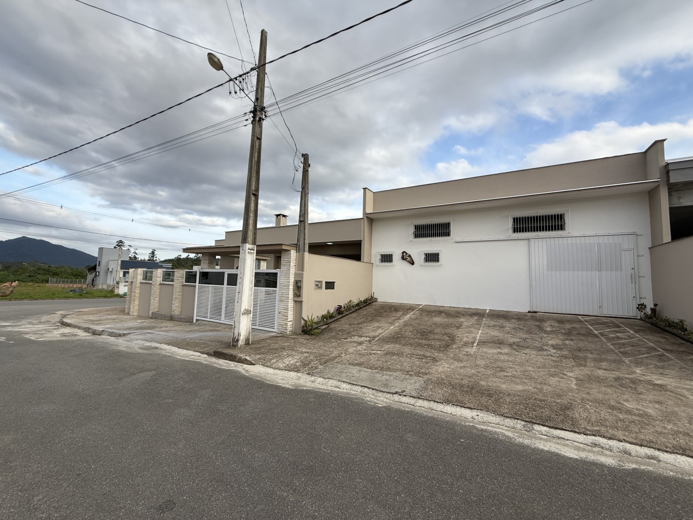 Casa com piscina e galpão comercial em Três Rios do Norte em Jaraguá do Sul