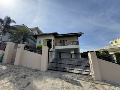 Casa com suíte e 3 vagas no bairro Amizade – Jaraguá do Sul | Imobiliária Urbana
