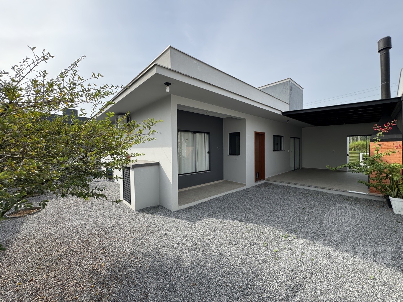 Casa com suíte e amplo jardim no Jaraguá 99 – Jaraguá do Sul