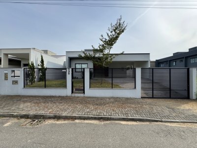 Casa com suíte e amplo jardim no Jaraguá 99 – Jaraguá do Sul