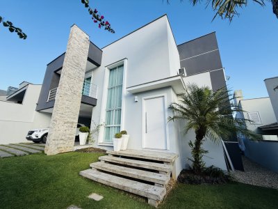 Casa com piscina no Amizade - Jaraguá do Sul | Imobiliária Urbana