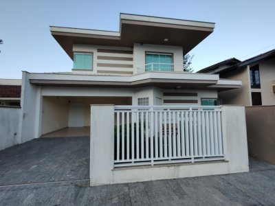 Casa semimobiliada na Barra do Rio Cerro - Jaraguá do Sul | Urbana Imóveis