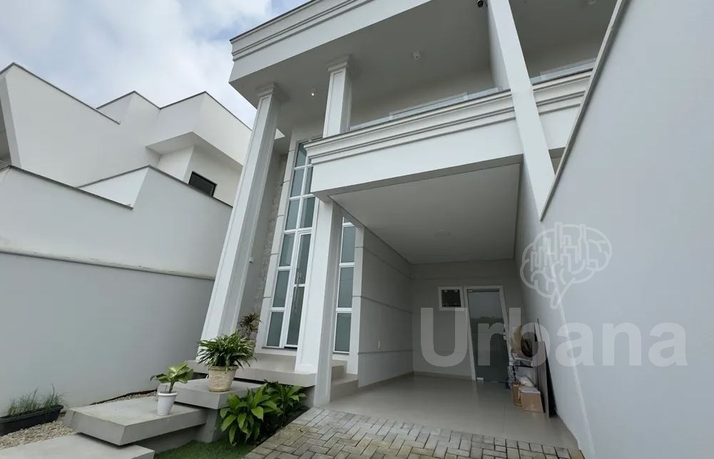 Casa mobiliada com piscina e 3 dormitórios em Jaraguá do Sul | Urbana Imóveis