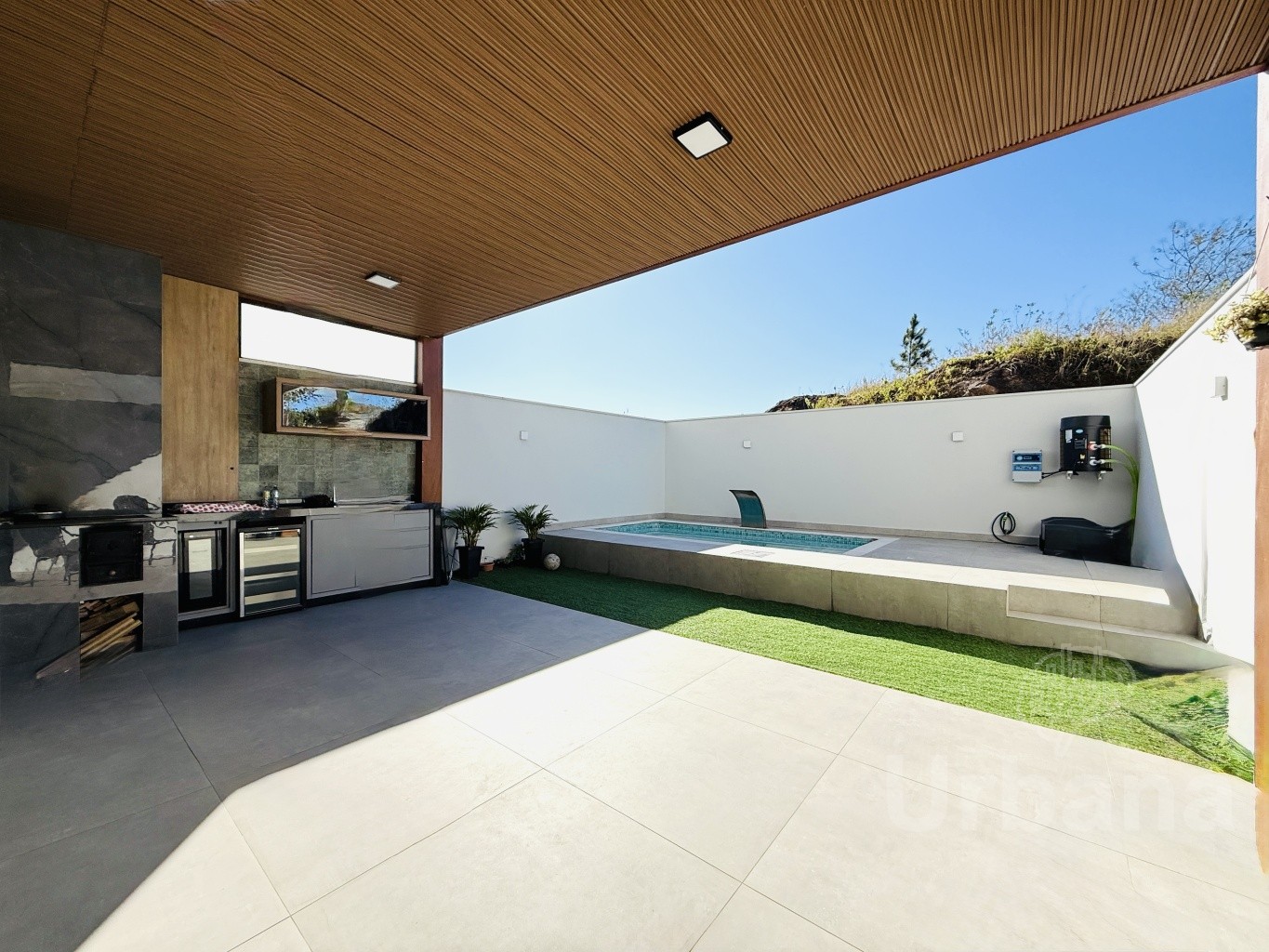 Casa mobiliada com piscina e 3 dormitórios em Jaraguá do Sul | Urbana Imóveis