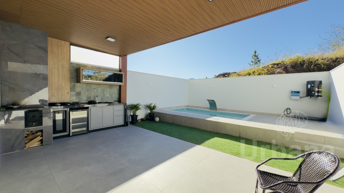 Casa mobiliada com piscina e 3 dormitórios em Jaraguá do Sul | Urbana Imóveis