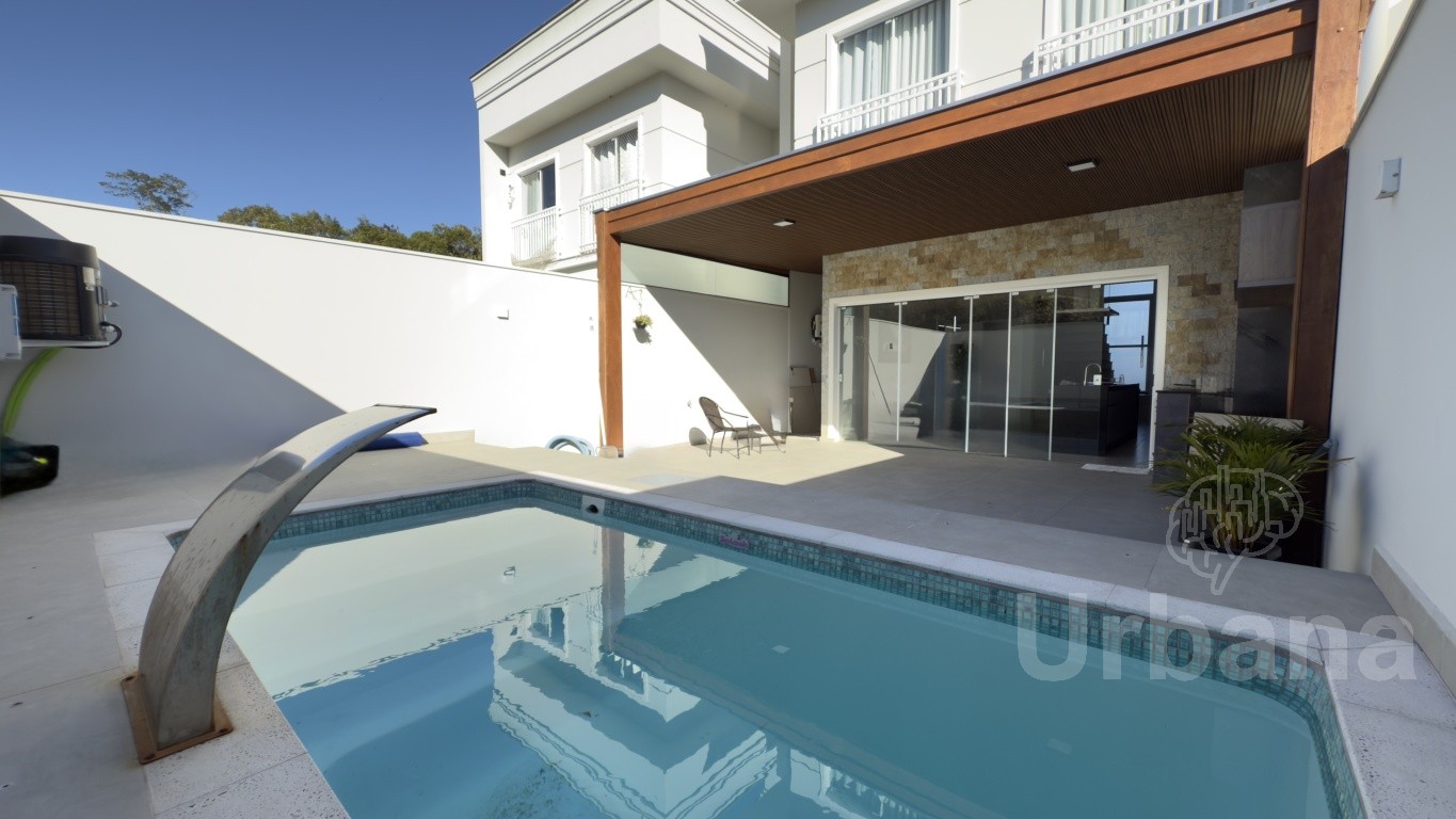 Casa mobiliada com piscina e 3 dormitórios em Jaraguá do Sul | Urbana Imóveis