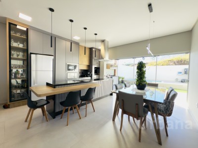 Casa mobiliada com piscina e 3 dormitórios em Jaraguá do Sul | Urbana Imóveis