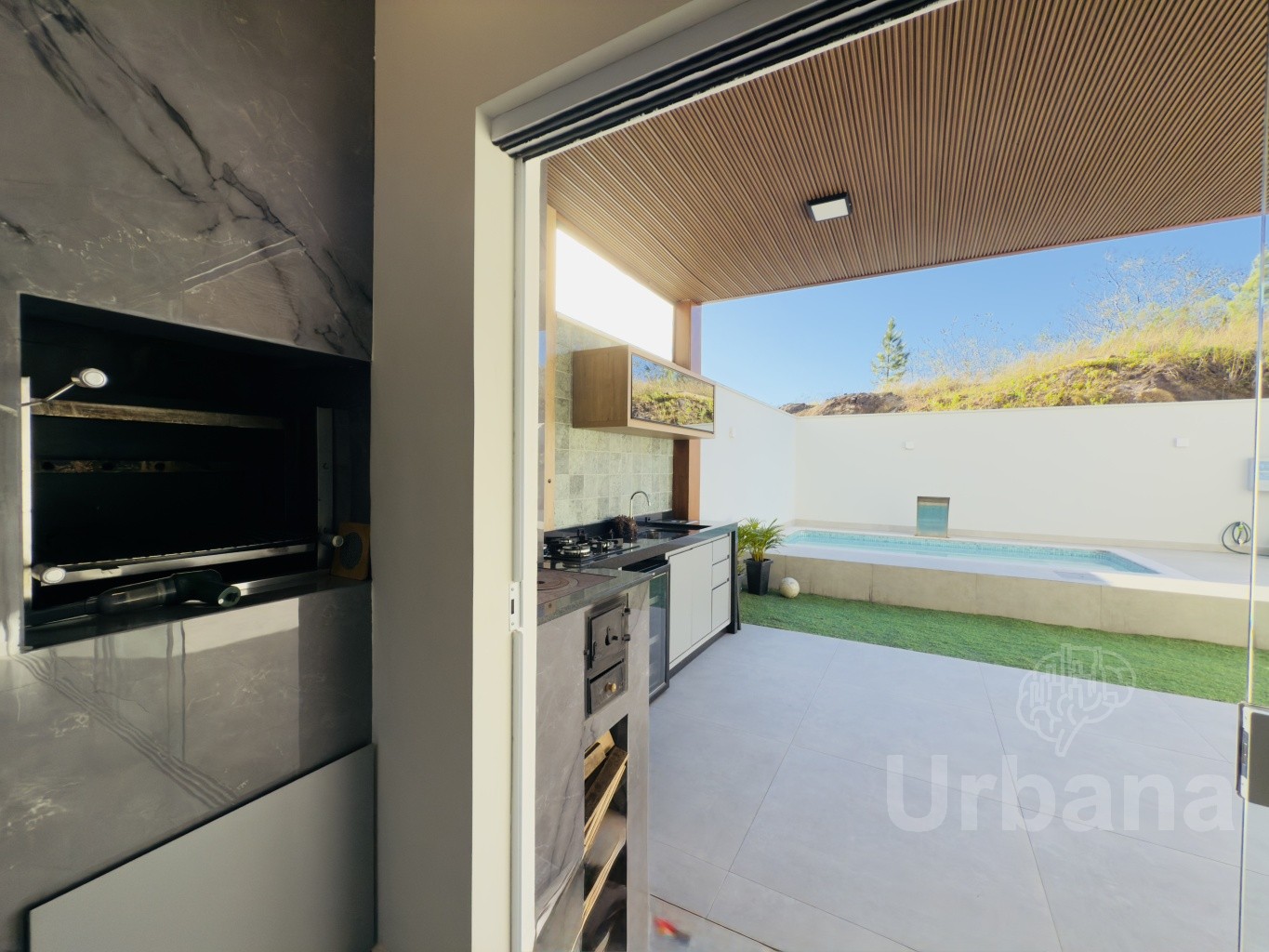 Casa mobiliada com piscina e 3 dormitórios em Jaraguá do Sul | Urbana Imóveis