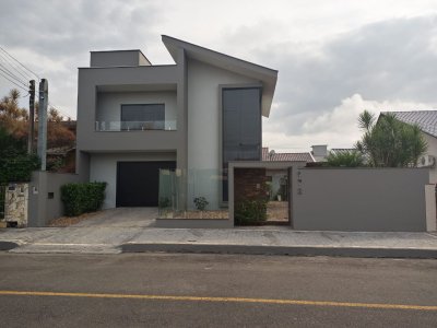Casa com 5 quartos no bairro Amizade - Jaraguá do Sul | Urbana Imóveis