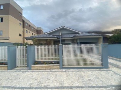 Casa semimobiliada na Ilha da Figueira – Jaraguá do Sul | Urbana Imóveis