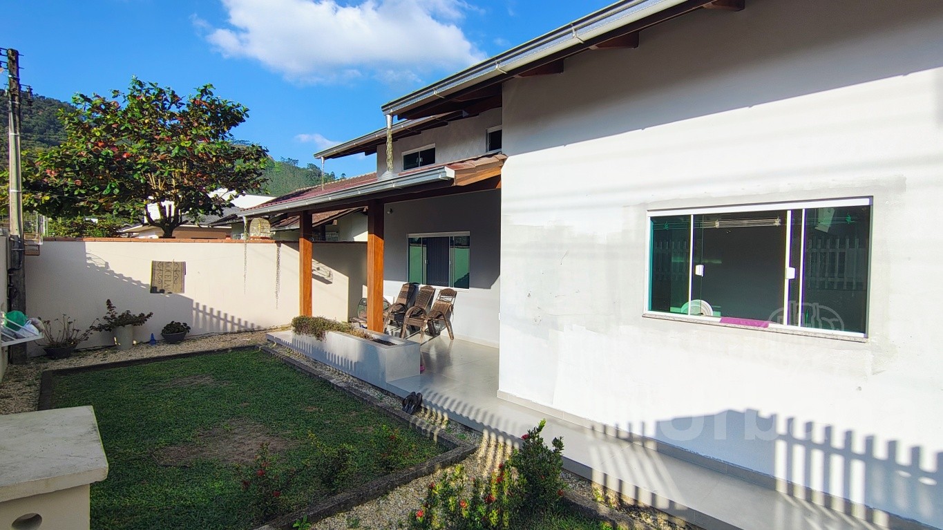 Casa com piscina no Ilha da Figueira | Urbana Imóveis