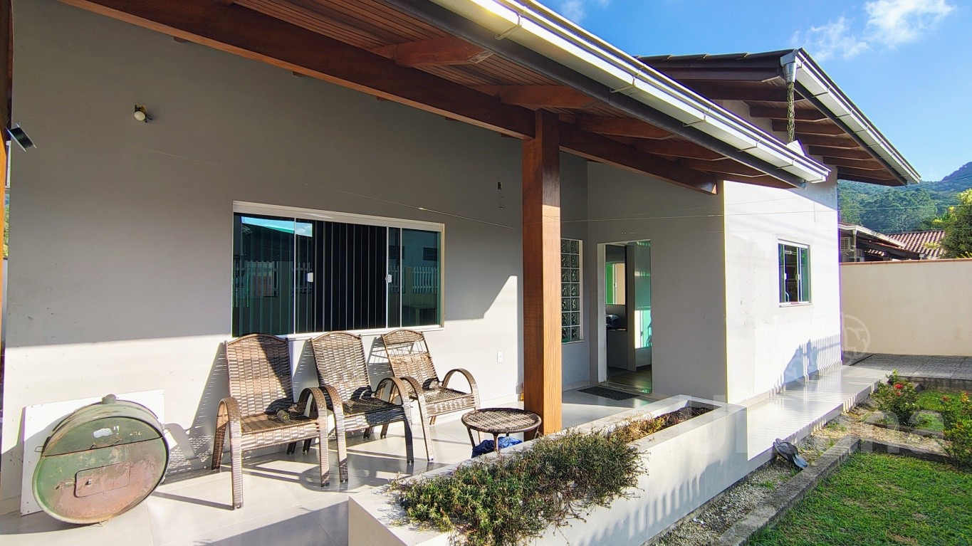 Casa com piscina no Ilha da Figueira | Urbana Imóveis